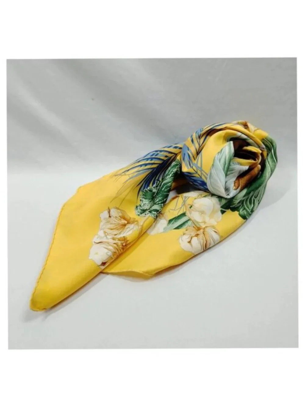 Authentic Hermès Turban des Reines Carré 90 Silk Scarf Yellow